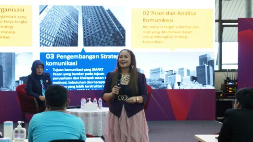 Bandung – Pos Indonesia menggelar PosIND Communication Summit 2025 pada 5-6 Februari 2025 di Grha Pos Indonesia, Bandung. Acara ini bertujuan untuk meningkatkan kapasitas komunikasi karyawan agar dapat menyampaikan pesan secara profesional sesuai dengan Asta Cita Presiden RI, memperkuat konsistensi pesan kepada masyarakat, serta meningkatkan kesiapan dalam menghadapi krisis dan mendorong kolaborasi antar divisi.Salah satu pembicara utama dalam acara ini adalah Fardila Astari, pakar komunikasi strategis dari Reputasia Strategic Communications. Dalam sesi bertajuk "From Reputation to Revenue", ia menekankan pentingnya peran Strategic Public Relations dalam mengelola komunikasi perusahaan secara efektif guna mendukung pencapaian tujuan bisnis.
Menurut Fardila, keberhasilan komunikasi strategis tidak hanya diukur dari jangkauan media (earned media), tetapi juga dari dampaknya terhadap pertumbuhan bisnis. Ia memperkenalkan berbagai model perencanaan komunikasi, termasuk ROSTIR (Research, Objective, Strategy, Tactic, Implementation, Reporting & Evaluation) serta penggunaan PESO Model (Paid, Earned, Shared, Owned) sebagai pendekatan efektif dalam distribusi pesan komunikasi.
"Sudah saatnya PR tidak hanya berfokus pada hubungan media, tetapi juga mengintegrasikan berbagai kanal komunikasi untuk mencapai tujuan organisasi. Dengan pendekatan berbasis data dan strategi yang terukur, reputasi dapat dikonversi menjadi pendapatan yang nyata bagi perusahaan," ujar Fardila.
Dalam sesi ini, peserta juga diperkenalkan dengan prinsip Barcelona Principles 3.0, yang menjadi standar global dalam pengukuran efektivitas komunikasi AMEC Framework yang mengedepankan evaluasi berbasis Output, Out-take, Outcome, dan Impact. Hal ini bertujuan untuk memastikan setiap aktivitas komunikasi memberikan nilai tambah bagi perusahaan.
Dalam acara ini, Corporate Secretary Pos Indonesia, Tata Sugiharta menegaskan komitmen perusahaan dalam memperkuat peran komunikasi strategis guna mendukung transformasi bisnis di era digital.
"Acara ini merupakan langkah strategis dalam membangun komunikasi yang kuat di lingkungan Pos Indonesia melalui pelibatan karyawan untuk memperkuat sinergi serta semangat kerja sama dalam perusahaan. Diharapkan nantinya setiap karyawan dapat lebih sigap dalam merespons perubahan zaman dan dinamika industri yang semakin cepat," ujarnya.
Dengan terselenggaranya PosIND Communication Summit 2025, diharapkan karyawan Pos Indonesia dapat mengoptimalkan peran komunikasi strategis untuk menghadapi tantangan industri serta meningkatkan daya saing perusahaan di masa depan.
