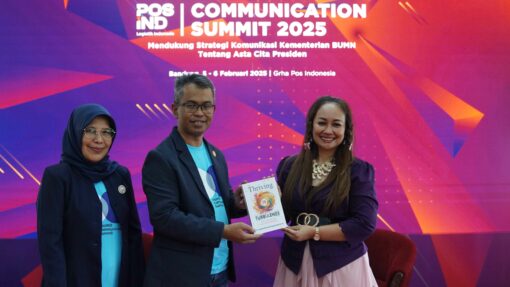 Bandung – Pos Indonesia menggelar PosIND Communication Summit 2025 pada 5-6 Februari 2025 di Grha Pos Indonesia, Bandung. Acara ini bertujuan untuk meningkatkan kapasitas komunikasi karyawan agar dapat menyampaikan pesan secara profesional sesuai dengan Asta Cita Presiden RI, memperkuat konsistensi pesan kepada masyarakat, serta meningkatkan kesiapan dalam menghadapi krisis dan mendorong kolaborasi antar divisi.
Salah satu pembicara utama dalam acara ini adalah Fardila Astari, pakar komunikasi strategis dari Reputasia Strategic Communications. Dalam sesi bertajuk "From Reputation to Revenue", ia menekankan pentingnya peran Strategic Public Relations dalam mengelola komunikasi perusahaan secara efektif guna mendukung pencapaian tujuan bisnis.
Menurut Fardila, keberhasilan komunikasi strategis tidak hanya diukur dari jangkauan media (earned media), tetapi juga dari dampaknya terhadap pertumbuhan bisnis. Ia memperkenalkan berbagai model perencanaan komunikasi, termasuk ROSTIR (Research, Objective, Strategy, Tactic, Implementation, Reporting & Evaluation) serta penggunaan PESO Model (Paid, Earned, Shared, Owned) sebagai pendekatan efektif dalam distribusi pesan komunikasi.
"Sudah saatnya PR tidak hanya berfokus pada hubungan media, tetapi juga mengintegrasikan berbagai kanal komunikasi untuk mencapai tujuan organisasi. Dengan pendekatan berbasis data dan strategi yang terukur, reputasi dapat dikonversi menjadi pendapatan yang nyata bagi perusahaan," ujar Fardila.
Dalam sesi ini, peserta juga diperkenalkan dengan prinsip Barcelona Principles 3.0, yang menjadi standar global dalam pengukuran efektivitas komunikasi AMEC Framework yang mengedepankan evaluasi berbasis Output, Out-take, Outcome, dan Impact. Hal ini bertujuan untuk memastikan setiap aktivitas komunikasi memberikan nilai tambah bagi perusahaan.
Dalam acara ini, Corporate Secretary Pos Indonesia, Tata Sugiharta menegaskan komitmen perusahaan dalam memperkuat peran komunikasi strategis guna mendukung transformasi bisnis di era digital.
"Acara ini merupakan langkah strategis dalam membangun komunikasi yang kuat di lingkungan Pos Indonesia melalui pelibatan karyawan untuk memperkuat sinergi serta semangat kerja sama dalam perusahaan. Diharapkan nantinya setiap karyawan dapat lebih sigap dalam merespons perubahan zaman dan dinamika industri yang semakin cepat," ujarnya.
Dengan terselenggaranya PosIND Communication Summit 2025, diharapkan karyawan Pos Indonesia dapat mengoptimalkan peran komunikasi strategis untuk menghadapi tantangan industri serta meningkatkan daya saing perusahaan di masa depan.
