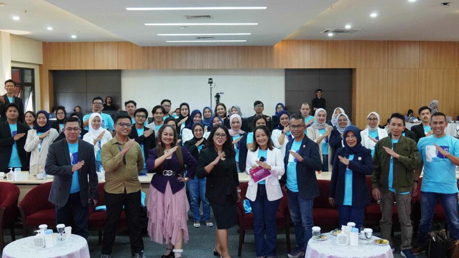 Bandung – Pos Indonesia menggelar PosIND Communication Summit 2025 pada 5-6 Februari 2025 di Grha Pos Indonesia, Bandung. Acara ini bertujuan untuk meningkatkan kapasitas komunikasi karyawan agar dapat menyampaikan pesan secara profesional sesuai dengan Asta Cita Presiden RI, memperkuat konsistensi pesan kepada masyarakat, serta meningkatkan kesiapan dalam menghadapi krisis dan mendorong kolaborasi antar divisi. Salah satu pembicara utama dalam acara ini adalah Fardila Astari, pakar komunikasi strategis dari Reputasia Strategic Communications. Dalam sesi bertajuk "From Reputation to Revenue", ia menekankan pentingnya peran Strategic Public Relations dalam mengelola komunikasi perusahaan secara efektif guna mendukung pencapaian tujuan bisnis. Menurut Fardila, keberhasilan komunikasi strategis tidak hanya diukur dari jangkauan media (earned media), tetapi juga dari dampaknya terhadap pertumbuhan bisnis. Ia memperkenalkan berbagai model perencanaan komunikasi, termasuk ROSTIR (Research, Objective, Strategy, Tactic, Implementation, Reporting & Evaluation) serta penggunaan PESO Model (Paid, Earned, Shared, Owned) sebagai pendekatan efektif dalam distribusi pesan komunikasi. "Sudah saatnya PR tidak hanya berfokus pada hubungan media, tetapi juga mengintegrasikan berbagai kanal komunikasi untuk mencapai tujuan organisasi. Dengan pendekatan berbasis data dan strategi yang terukur, reputasi dapat dikonversi menjadi pendapatan yang nyata bagi perusahaan," ujar Fardila. Dalam sesi ini, peserta juga diperkenalkan dengan prinsip Barcelona Principles 3.0, yang menjadi standar global dalam pengukuran efektivitas komunikasi AMEC Framework yang mengedepankan evaluasi berbasis Output, Out-take, Outcome, dan Impact. Hal ini bertujuan untuk memastikan setiap aktivitas komunikasi memberikan nilai tambah bagi perusahaan. Dalam acara ini, Corporate Secretary Pos Indonesia, Tata Sugiharta menegaskan komitmen perusahaan dalam memperkuat peran komunikasi strategis guna mendukung transformasi bisnis di era digital. "Acara ini merupakan langkah strategis dalam membangun komunikasi yang kuat di lingkungan Pos Indonesia melalui pelibatan karyawan untuk memperkuat sinergi serta semangat kerja sama dalam perusahaan. Diharapkan nantinya setiap karyawan dapat lebih sigap dalam merespons perubahan zaman dan dinamika industri yang semakin cepat," ujarnya. Dengan terselenggaranya PosIND Communication Summit 2025, diharapkan karyawan Pos Indonesia dapat mengoptimalkan peran komunikasi strategis untuk menghadapi tantangan industri serta meningkatkan daya saing perusahaan di masa depan.